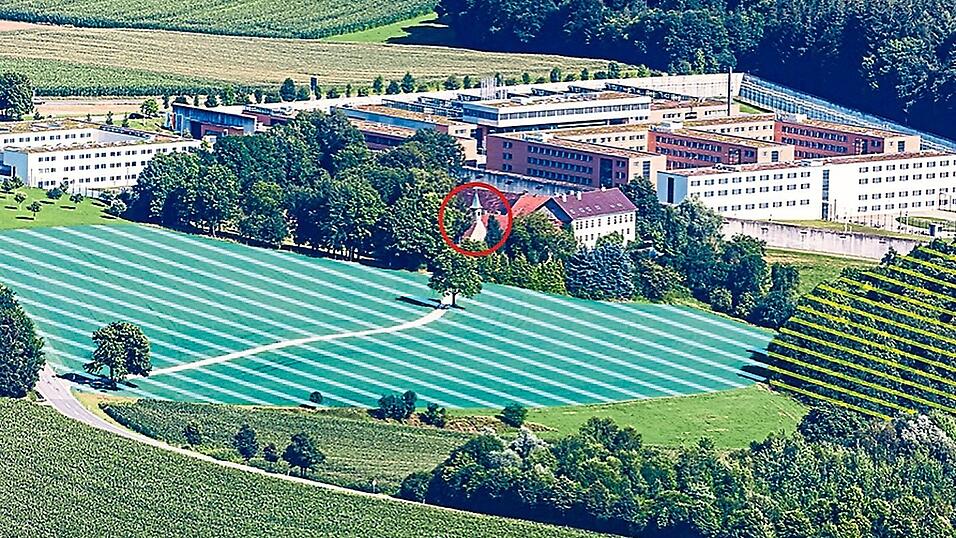 Eine Art 'Friedwald' für naturnahe Urnenbestattungen im Stadtgebiet wäre auf der blau schraffierten Fläche, westlich der JVA in Berggrub denkbar. Rot eingekreist ist die Kapelle, die bereits auf dem Grundstück vorhanden ist und als konfessionsübergreifende Aussegnungshalle dienen könnte. Gelb schraffiert (rechts) ist ein bestehender Naturwald.