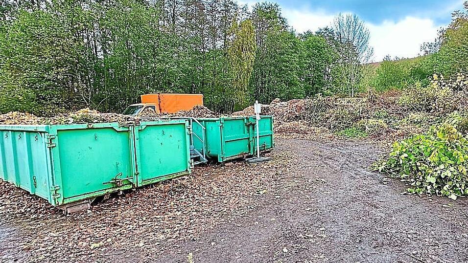 Vor dem Tor der einstigen Mülldeponie Sengenbühl befindet sich nun die Annahmestelle. Neben dem für viele Further weiten Anfahrtsweg wird auch Kritik an der gerade für Senioren und Frauen beschwerlichen Entleerung in die beiden Container laut. Vor dem Tor der einstigen Mülldeponie Sengenbühl befindet sich nun die Annahmestelle. Neben dem für viele Further weiten Anfahrtsweg wird auch Kritik an der gerade für Senioren und Frauen beschwerlichen Entleerung in die beiden Container laut.