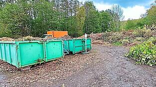 Vor dem Tor der einstigen Mülldeponie Sengenbühl befindet sich nun die Annahmestelle. Neben dem für viele Further weiten Anfahrtsweg wird auch Kritik an der gerade für Senioren und Frauen beschwerlichen Entleerung in die beiden Container laut.