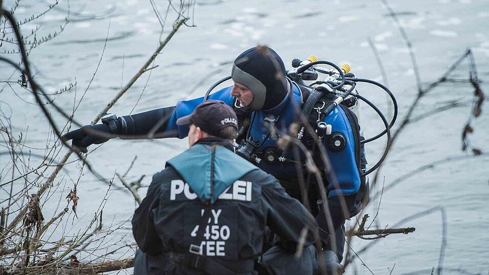 Polizeitaucher suchen am Freitagvormittag in der Donau nach der seit Sonntag vermissten Malina Klaar. An dieser Stelle hatten die Leichenspürhunde am Donnerstag angeschlagen. Polizeitaucher suchen am Freitagvormittag in der Donau nach der seit Sonntag vermissten Malina Klaar. An dieser Stelle hatten die Leichenspürhunde am Donnerstag angeschlagen.