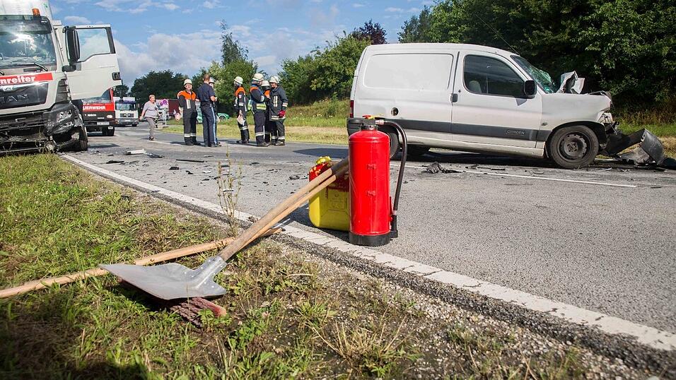 Schwerer Unfall am Freitagmorgen bei Postau (Kreis Landshut). Dort kollidierte ein Auto auf der Gegenfahrbahn frontal mit einem Lastwagen.