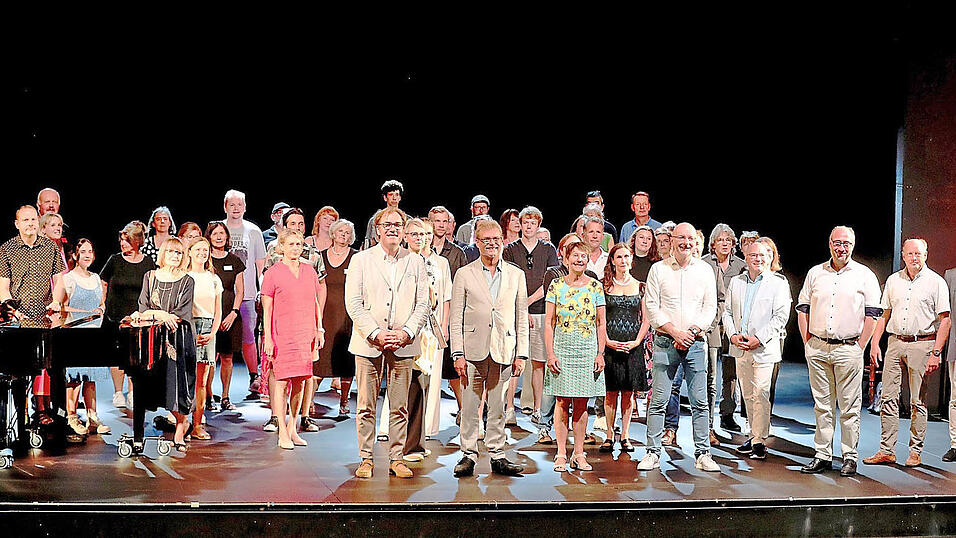 Das Ensemble des Landestheaters mit Mitarbeitern und den Ehrengästen der Spielzeiteröffnung Das Ensemble des Landestheaters mit Mitarbeitern und den Ehrengästen der Spielzeiteröffnung
