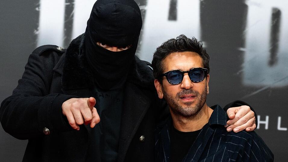 Der Rapper Haftbefehl (links) ist ein Fan großer Posen - hier bei der einer Vorführung zu seiner Dokumentation gemeinsam mit Elyas M'Barek. (Archivfoto) Der Rapper Haftbefehl (links) ist ein Fan großer Posen - hier bei der einer Vorführung zu seiner Dokumentation gemeinsam mit Elyas M'Barek. (Archivfoto)