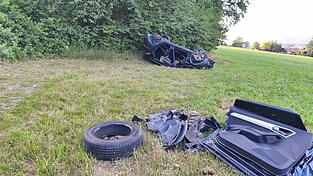 Der Seat kam auf dem Dach zum Liegen. Der Fahrer war laut Polizei noch ansprechbar, als er von der Feuerwehr aus dem Wrack befreit wurde Der Seat kam auf dem Dach zum Liegen. Der Fahrer war laut Polizei noch ansprechbar, als er von der Feuerwehr aus dem Wrack befreit wurde