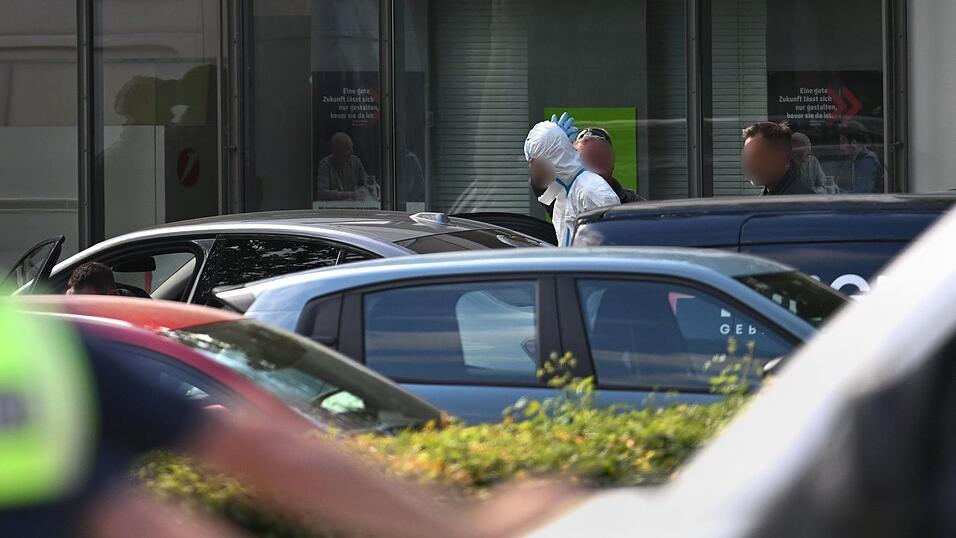Der mutmaßliche Täter wurde von Spezialkräften abgeführt. Der mutmaßliche Täter wurde von Spezialkräften abgeführt.