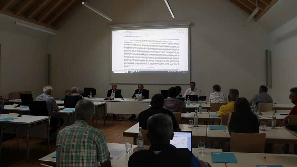 Dr. Christian Hirtreiter, Straßkirchens Bürgermeister und Vorsitzender des Planungsverbands (vorne Mitte), liest den Wortlaut des Bürgerbegehrens vor. Hinter ihm ist der Text an die Wand projiziert. Dr. Christian Hirtreiter, Straßkirchens Bürgermeister und Vorsitzender des Planungsverbands (vorne Mitte), liest den Wortlaut des Bürgerbegehrens vor. Hinter ihm ist der Text an die Wand projiziert.