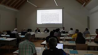 Dr. Christian Hirtreiter, Straßkirchens Bürgermeister und Vorsitzender des Planungsverbands (vorne Mitte), liest den Wortlaut des Bürgerbegehrens vor. Hinter ihm ist der Text an die Wand projiziert. Dr. Christian Hirtreiter, Straßkirchens Bürgermeister und Vorsitzender des Planungsverbands (vorne Mitte), liest den Wortlaut des Bürgerbegehrens vor. Hinter ihm ist der Text an die Wand projiziert.