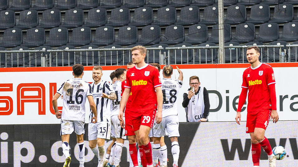 Die Jahn-Elf um Elias Huth (vorne links) und Florian Ballas im Schockzustand: In einem vogelwilden Spiel in Sandhausen verliert Regensburg 3:6 - und das nach einer 3:0-Führung nach elf Minuten. Die Jahn-Elf um Elias Huth (vorne links) und Florian Ballas im Schockzustand: In einem vogelwilden Spiel in Sandhausen verliert Regensburg 3:6 - und das nach einer 3:0-Führung nach elf Minuten.