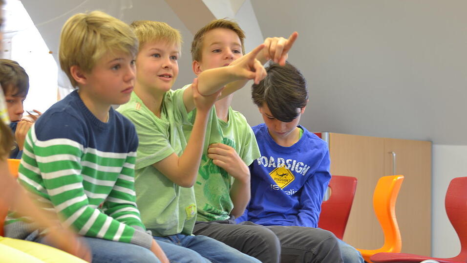 Sehr interessiert hörten die Viertklässler der Grundschule Neukirchen den Erzählungen der Straubinger Redakteurin Tanja Pfeffer zu. Lena Eibl, Praktikantin in der Jugendredaktion, hielt die Schulstunde in Bildern fest. Sehr interessiert hörten die Viertklässler der Grundschule Neukirchen den Erzählungen der Straubinger Redakteurin Tanja Pfeffer zu. Lena Eibl, Praktikantin in der Jugendredaktion, hielt die Schulstunde in Bildern fest.