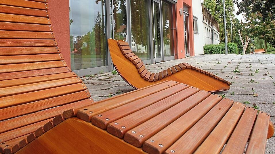 Holzliegen laden nun zum Verweilen ein.