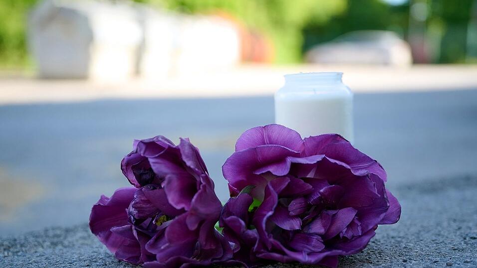 Kerzen und Blumen am Zugang zum Spielplatz: Nach dem Tod des 14-J&auml;hrigen zeigten Anwohner ihre Betroffenheit. (Archivbild)