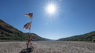 In Rheinland-Pfalz zeigt sich das ausgetrocknete Flussbett des Rheins.
