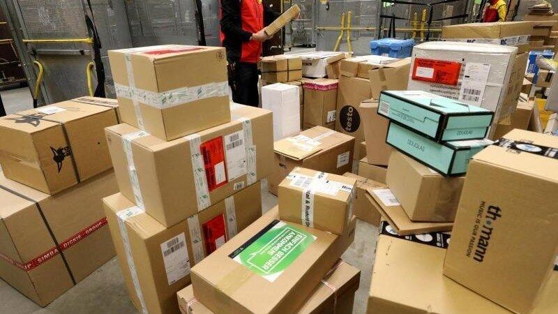 Die Deutsche Post hat wegen der Corona-Pandemie deutlich mehr zu tun. Die Deutsche Post hat wegen der Corona-Pandemie deutlich mehr zu tun.