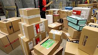 Die Deutsche Post hat wegen der Corona-Pandemie deutlich mehr zu tun.