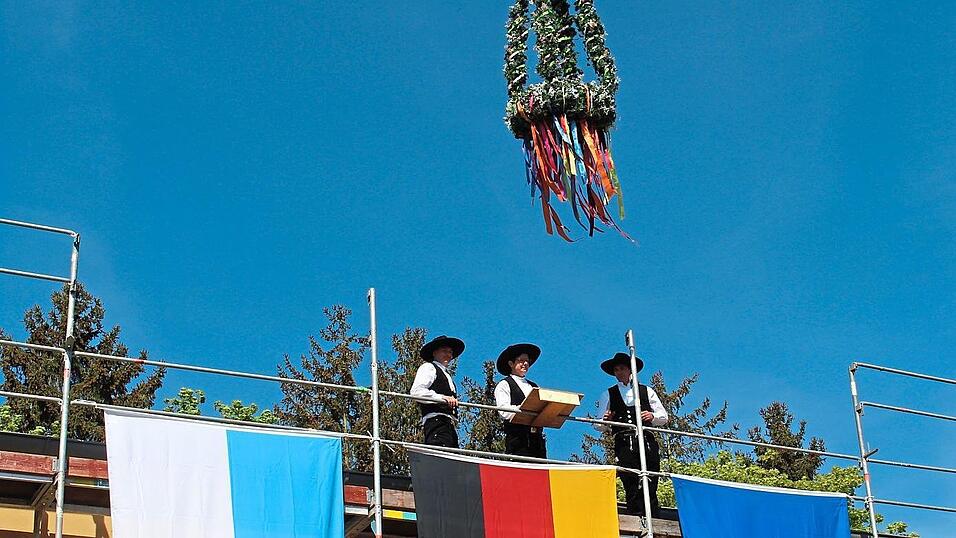 Handwerker beim traditionellen Richtspruch auf dem Areal der G&auml;ubodenkaserne.