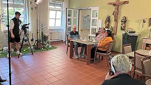 Das Fernsehteam von 'NiederbayernTV' im Caritas-Alten- und Pflegeheim St. Vinzenz in Wallersdorf. Am Tisch sitzen Moderator Georg Hausmann (v. l.), Pflegedienstleiterin Gabriele Ströbl und Einrichtungsleiterin Sieglinde Schröck beim Interview.
