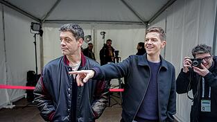 Carlo Ljubek (l) und Ferdinand Hofer (r) haben auf der Münchner Sicherheitskonferenz eine neue «Tatort»-Folge gedreht. Carlo Ljubek (l) und Ferdinand Hofer (r) haben auf der Münchner Sicherheitskonferenz eine neue «Tatort»-Folge gedreht.