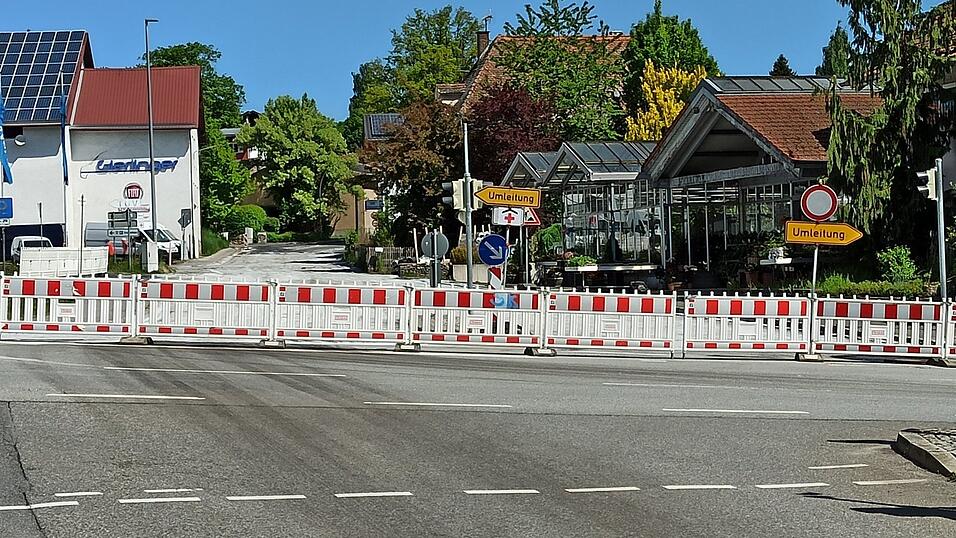 Seit letzter Woche ist die Paul-Maurer-Straße Richtung Rugenmühle wegen der Sanierungsarbeiten komplett gesperrt. Für Anlieger ist die Straße aber teilweise befahrbar. Seit letzter Woche ist die Paul-Maurer-Straße Richtung Rugenmühle wegen der Sanierungsarbeiten komplett gesperrt. Für Anlieger ist die Straße aber teilweise befahrbar.