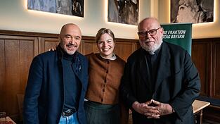 Die Grünen-Fraktionsvorsitzende Katharina Schulze diskutiert unter anderem mit Christian Neureuther (l.) und Kardinal Reinhard Marx. Die Grünen-Fraktionsvorsitzende Katharina Schulze diskutiert unter anderem mit Christian Neureuther (l.) und Kardinal Reinhard Marx.