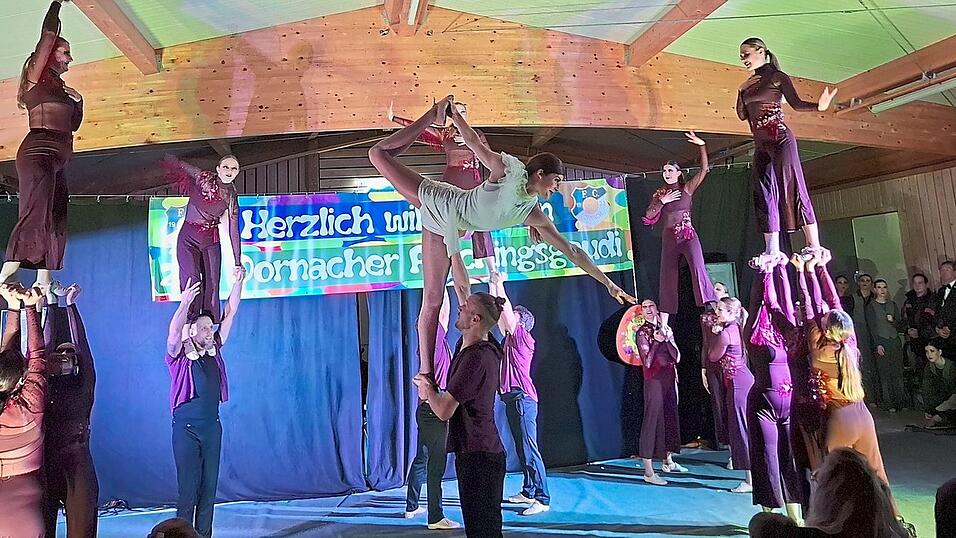 Bei den Übungen der Garde Dingolfing war die Halle fast zu niedrig. Bei den Übungen der Garde Dingolfing war die Halle fast zu niedrig.