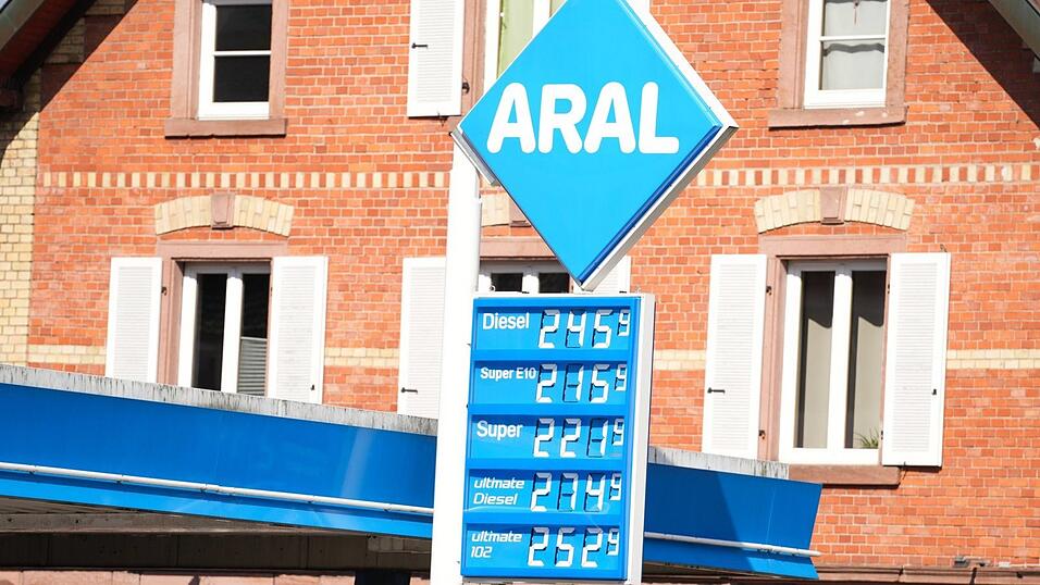 Vor allem Bezieher kleiner Einkommen leiden unter den aktuell hohen Spritpreisen.