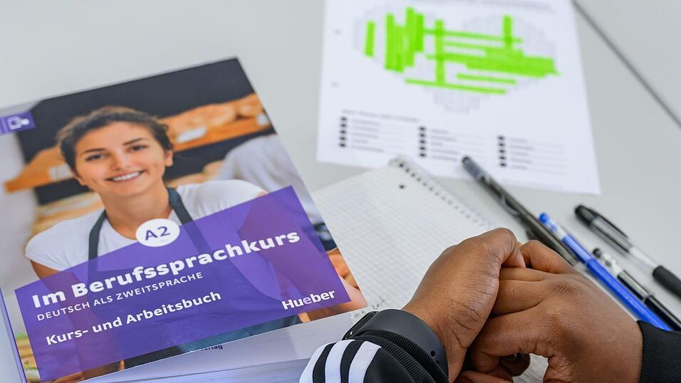 Die Grünen fordern Bleibeperspektiven für gut integrierte Menschen, die arbeiten und mit einer Duldung in Deutschland leben. (Symbolbild) Die Grünen fordern Bleibeperspektiven für gut integrierte Menschen, die arbeiten und mit einer Duldung in Deutschland leben. (Symbolbild)