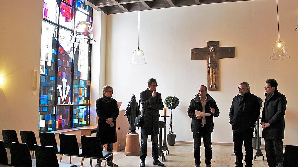 Besuch der sanierten Aussegnungshalle (v. r.) Oberbürgermeister Dr. Christian Moser, Stadtpfarrer Martin Neidl, Bauamtsleiter Christoph Strasser, Diakon Sebastian Nüßl und Dekanatskantor Carsten Wiedemann-Hohl. Besuch der sanierten Aussegnungshalle (v. r.) Oberbürgermeister Dr. Christian Moser, Stadtpfarrer Martin Neidl, Bauamtsleiter Christoph Strasser, Diakon Sebastian Nüßl und Dekanatskantor Carsten Wiedemann-Hohl.