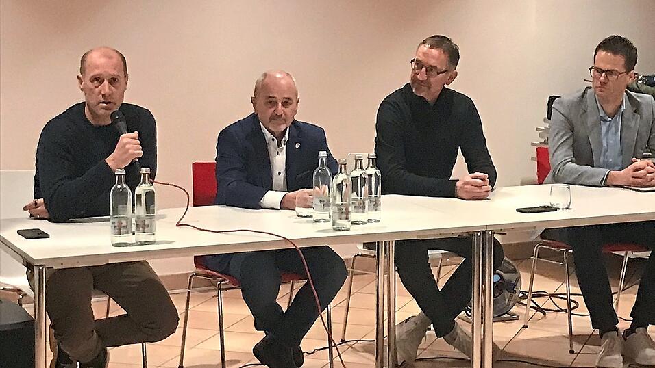 Die Jahn-Verantwortlichen beim Fanabend am Kaulbachweg: Cheftrainer Joe Enochs (von links), Vorstandsvorsitzender Hans Rothammer, Sport-Gesch&auml;ftsf&uuml;hrer Achim Beierlorzer und kaufm&auml;nnischer Gesch&auml;ftsf&uuml;hrer Philipp Hausner.