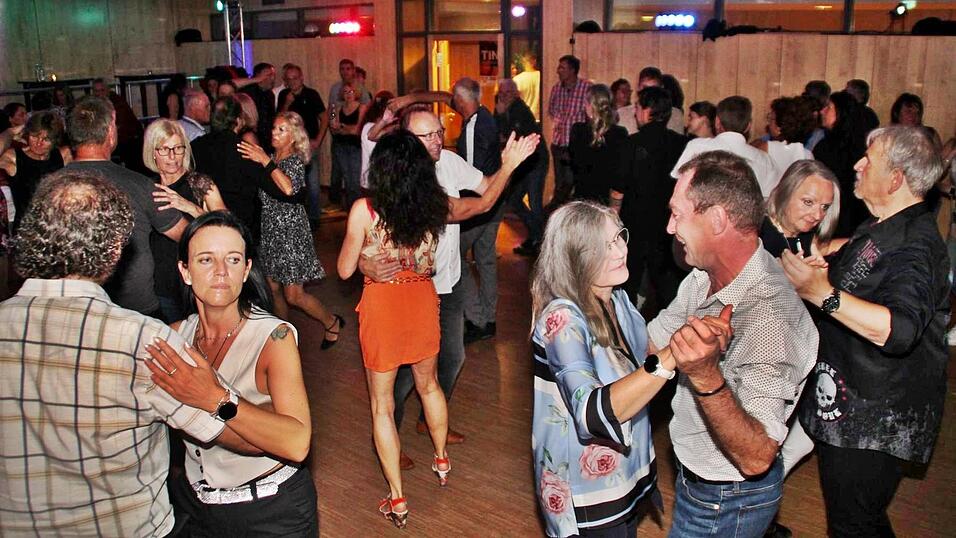 Mit Musik, Getränken und guter Gesellschaft war es ein Mal mehr ein unvergesslicher Eskara-Abend. Mit Musik, Getränken und guter Gesellschaft war es ein Mal mehr ein unvergesslicher Eskara-Abend.