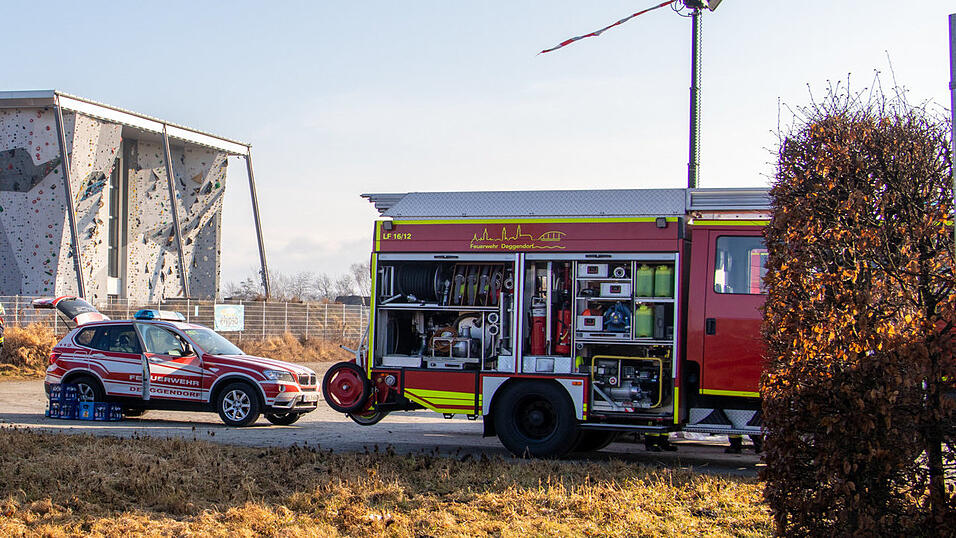 Nach dem Chlorgasaustritt am Elypso waren zahlreiche Einsatzkräfte vor Ort. 