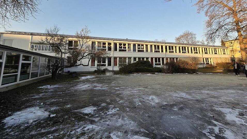 Mit dem B&uuml;rgerbegehren wird gefordert, dass die 1958 gebaute Grundschule St. Peter und Paul jetzt komplett saniert wird.