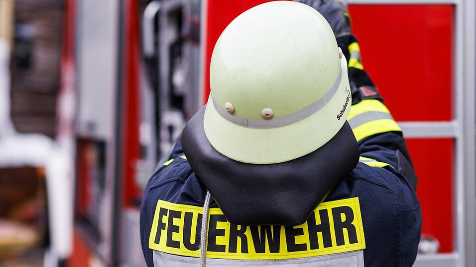 Feuerwehrleute m&uuml;ssen binnen weniger Tage mehrere kleinere Waldbr&auml;nde in und um die Landeshauptstadt herum l&ouml;schen. (Symbolbild)