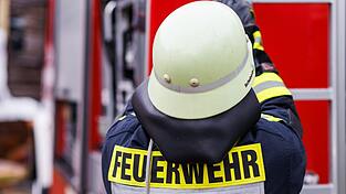 Feuerwehrleute m&uuml;ssen binnen weniger Tage mehrere kleinere Waldbr&auml;nde in und um die Landeshauptstadt herum l&ouml;schen. (Symbolbild)