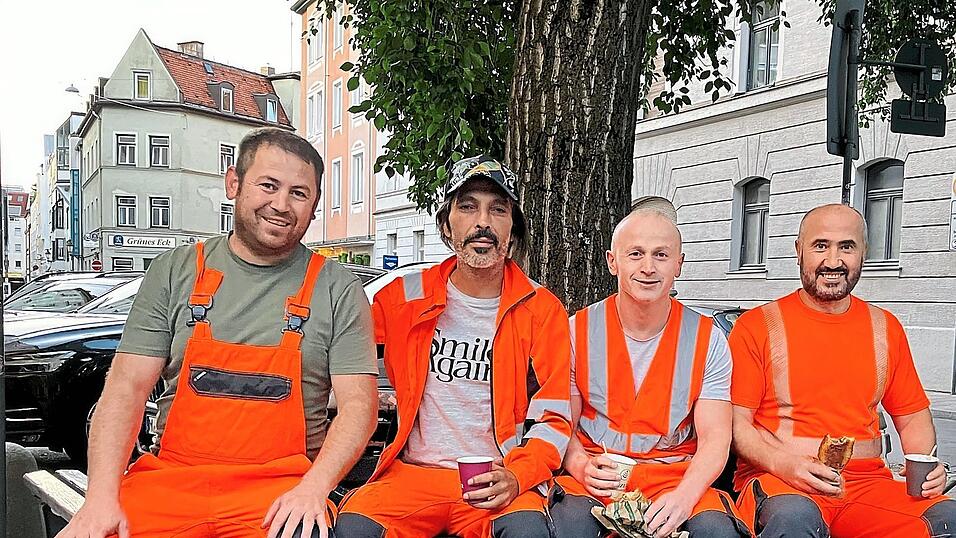 Kurze Kaffeepause auf einer Bank unterm Baum (v. l.): Ibrahim, Beyhani, Ali Demir und Mustafa Kurze Kaffeepause auf einer Bank unterm Baum (v. l.): Ibrahim, Beyhani, Ali Demir und Mustafa