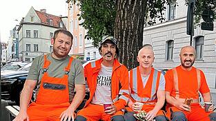 Kurze Kaffeepause auf einer Bank unterm Baum (v. l.): Ibrahim, Beyhani, Ali Demir und Mustafa