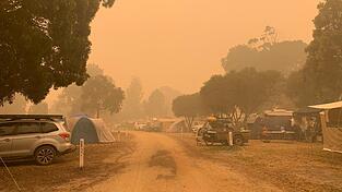 Dichter Rauch zog &uuml;ber den Campingplatz, als sich die Buschfeuer dem Ort n&auml;hern.