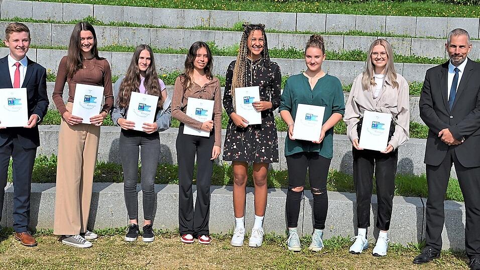 Die Jahrgangsbesten der Ludmilla-Realschule: Thomas Hafner, Lea Feldmeier, Simone Schubert, Emma R&ouml;ser, Apollonia Winklmeier, Violette Makarov zusammen mit Schulleiter Stefan Renner (von links).