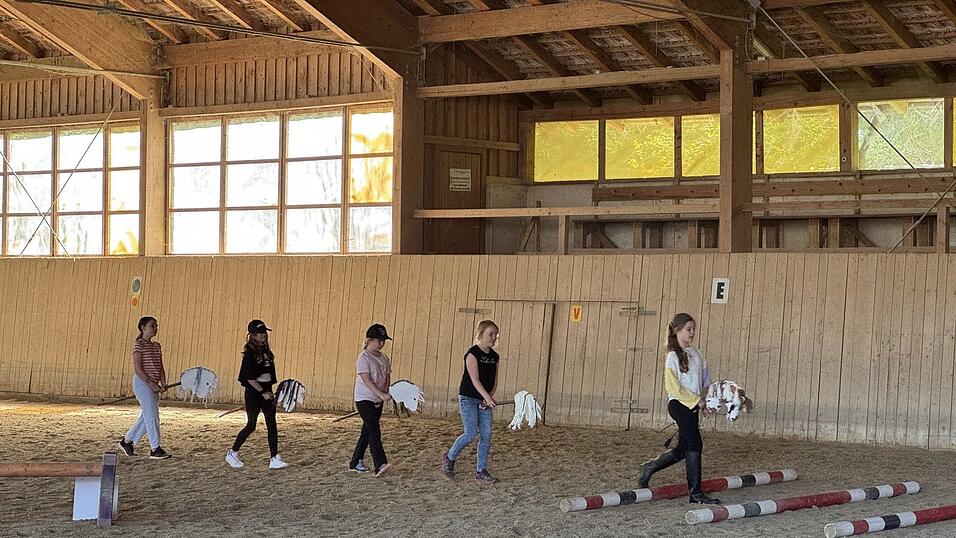 Hier ritten sich einige Kinder schon auf den Steckenpferden warm.