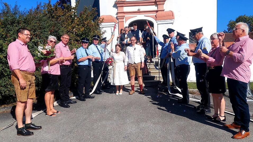 Zahlreiche Vereine warteten auf das Paar.