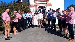 Zahlreiche Vereine warteten auf das Paar.