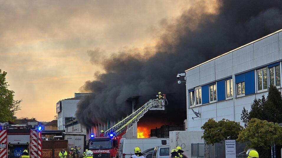 Derzeit l&auml;uft auf dem Recyclinghof in der Dieselstra&szlig;e ein Gro&szlig;einsatz der Feuerwehr.