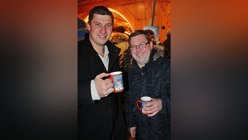 Seit einigen Jahren gehört auch die Weihnachtspyramide am Bischof-Sailer-Platz zur festen Institution zur Weihnachtszeit in Landshut, und ist vor allem bei der jüngeren Generation sehr beliebt. Seit einigen Jahren gehört auch die Weihnachtspyramide am Bischof-Sailer-Platz zur festen Institution zur Weihnachtszeit in Landshut, und ist vor allem bei der jüngeren Generation sehr beliebt.