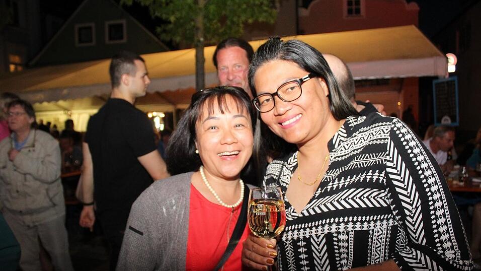 Viele Landshuter genossen ihren Freitagabend auf dem Bismarckplatzfest.