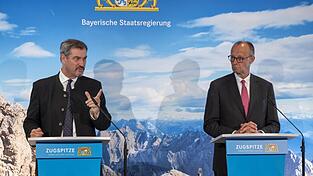Ministerpräsident Markus Söder (l.) gibt den ersten Regierungswochen von Kanzler Friedrich Merz eine „Zwei plus“.