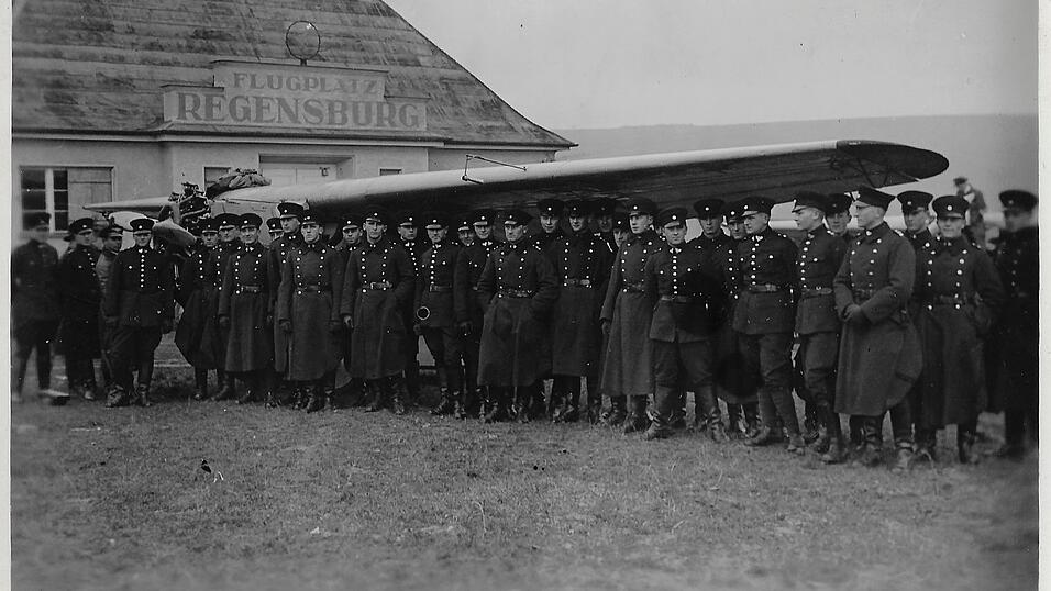 Vor dem Abfertigungsgebäude des alten Flugplatzes. Vor dem Abfertigungsgebäude des alten Flugplatzes.