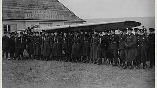 Vor dem Abfertigungsgebäude des alten Flugplatzes. Vor dem Abfertigungsgebäude des alten Flugplatzes.