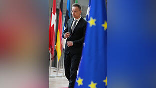 Der ungarische Au&szlig;enminister P&eacute;ter Szijj&aacute;rt&oacute; soll Informationen an Russland weitergeleitet haben. &bdquo;Diplomatie bedeutet, mit den f&uuml;hrenden Politikern anderer L&auml;nder zu sprechen&ldquo;, rechtfertigt sich Szijj&aacute;rt&oacute;.