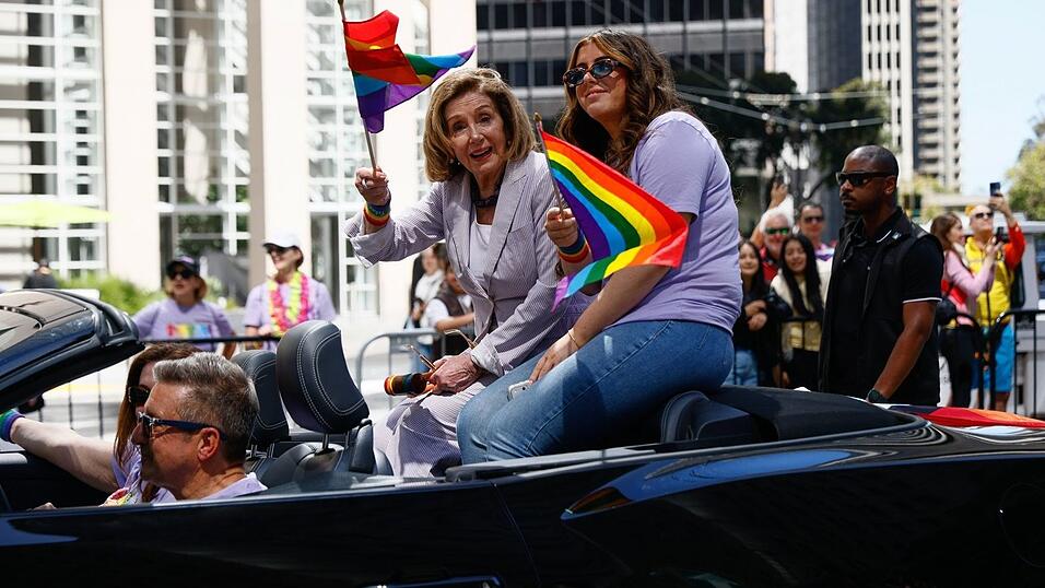 Die fr&uuml;here Anf&uuml;hrerin im US-Repr&auml;sentantenhaus Nancy Pelosi ist beim Umzug in San Francisco dabei.