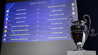 Die Ergebnisse der Auslosung des Achtelfinales der UEFA Champions League 2022/23 werden im UEFA-Hauptquartier auf einem Monitor neben dem Champions League-Pokal angezeigt. Die Ergebnisse der Auslosung des Achtelfinales der UEFA Champions League 2022/23 werden im UEFA-Hauptquartier auf einem Monitor neben dem Champions League-Pokal angezeigt.