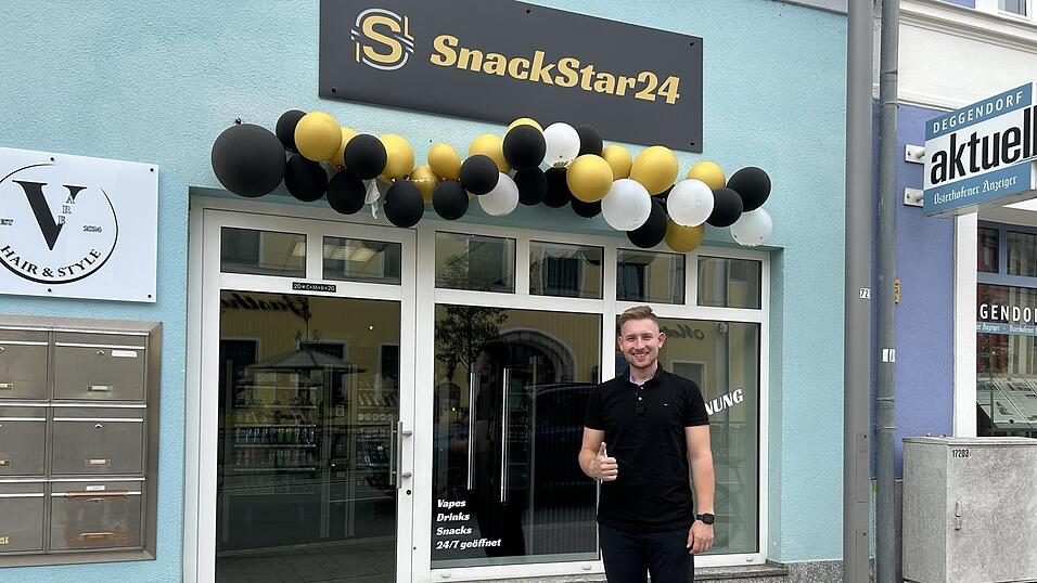 Andrej Weber freut sich, dass er seinen 24-Stunden-Kiosk in der Osterhofener Vorstadt eröffnen konnte. Andrej Weber freut sich, dass er seinen 24-Stunden-Kiosk in der Osterhofener Vorstadt eröffnen konnte.